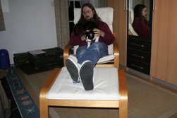 Mit Fußbank und Kater