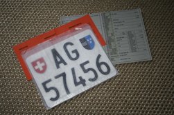 Kontrollschild und Fahrzeugausweis