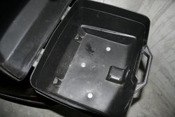 Durch die bereits vorhandenen Löcher verschraubt